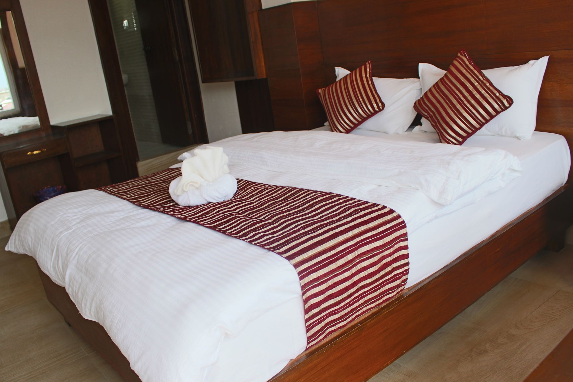 Hotel Lakeside Покхара Экстерьер фото