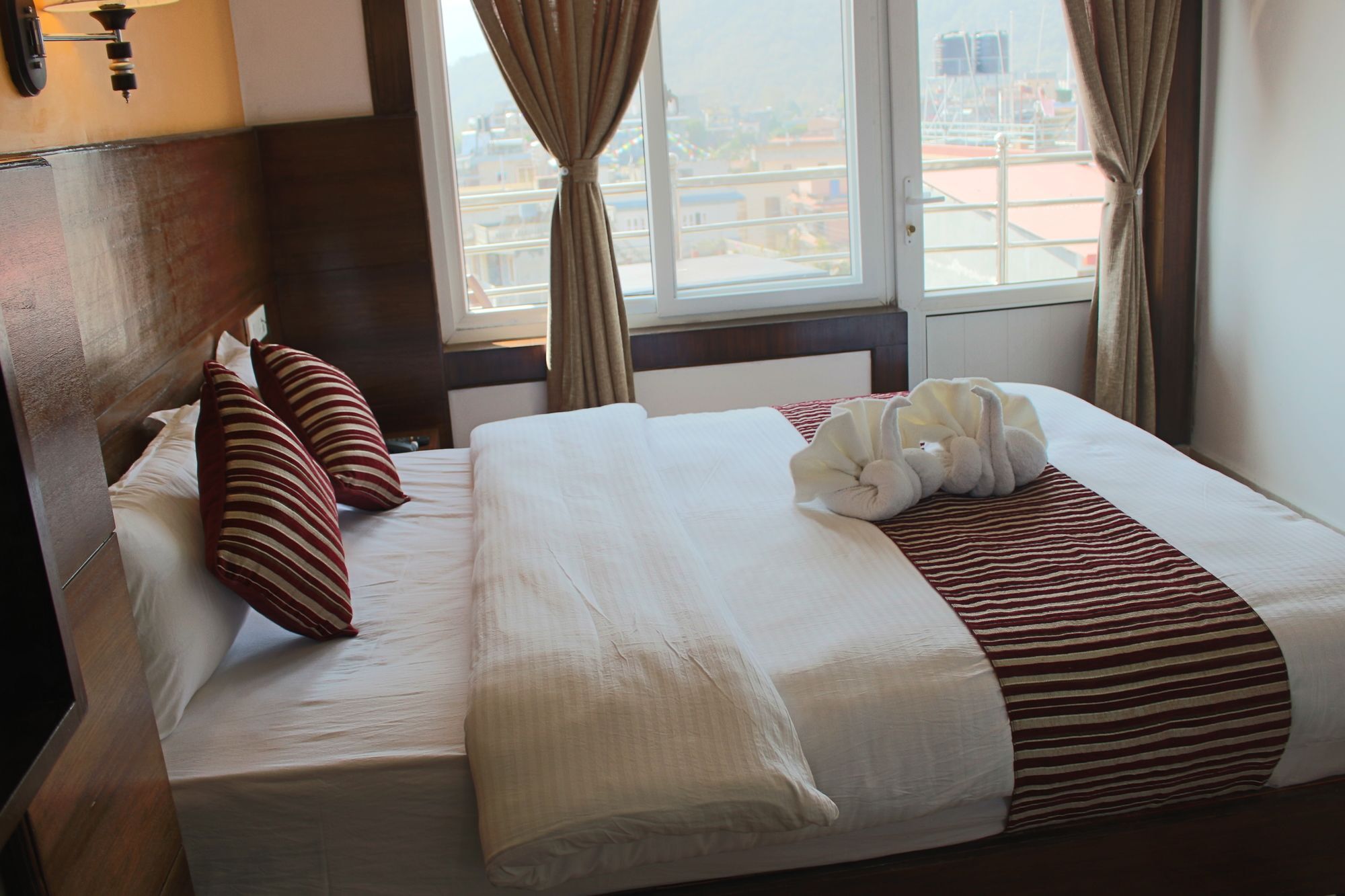 Hotel Lakeside Покхара Экстерьер фото