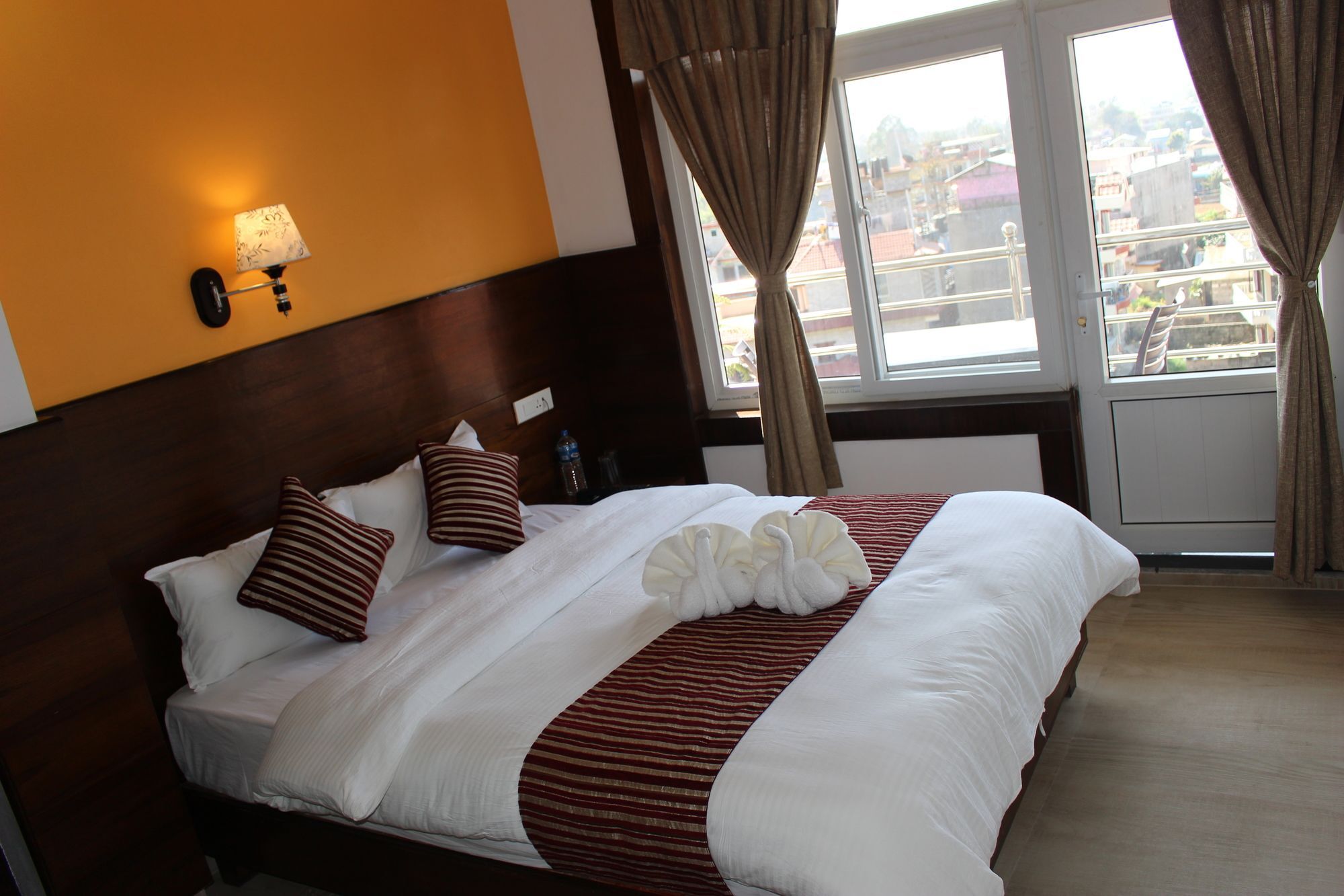 Hotel Lakeside Покхара Экстерьер фото